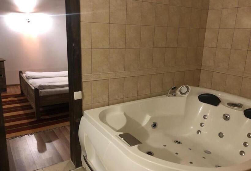 스탠다드 트리플 룸, Bazoteva House