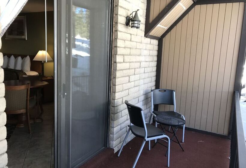 Номер Deluxe, Motel In The Pines