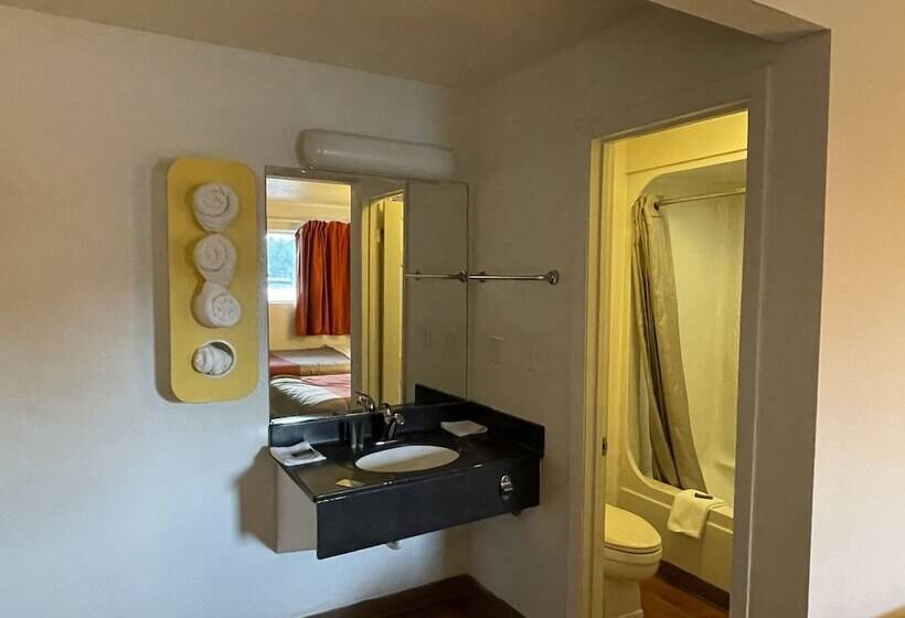 Номер Стандарт 2 Двуспальные Кровати, Travelodge By Wyndham Brattleboro Vt