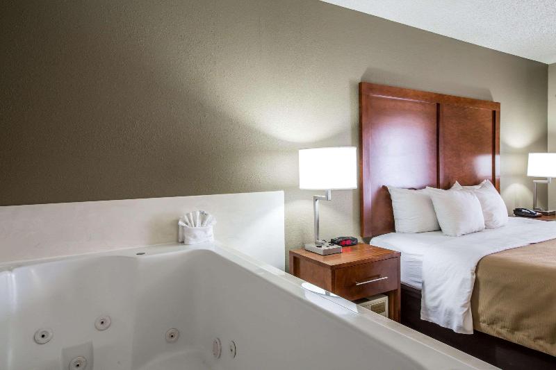 带大床的标准间, Comfort Inn & Suites At Dollywood Lane