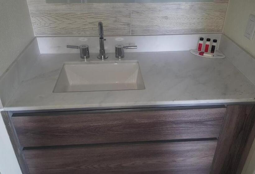스위트 킹사이즈 침대, Ramada By Wyndham North Platte