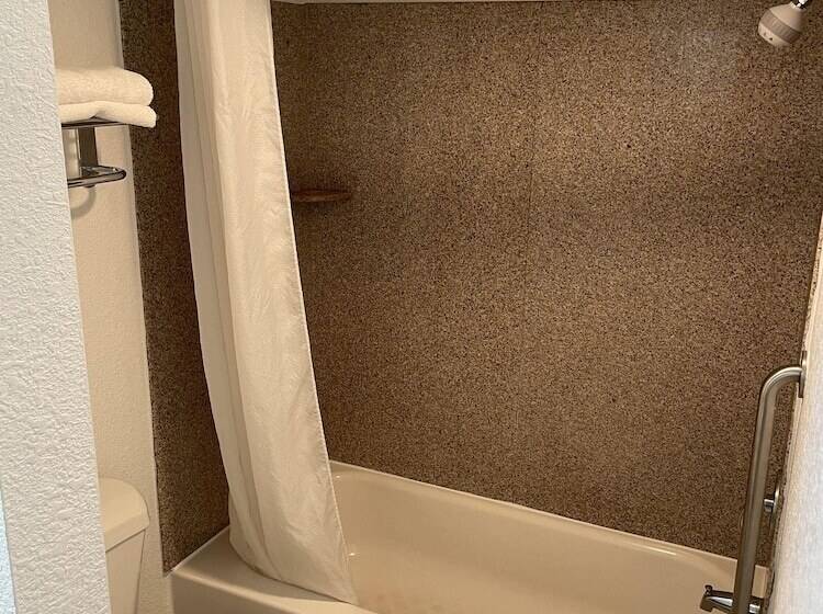 سوییت, Rodeway Inn & Suites Williamsburg Central