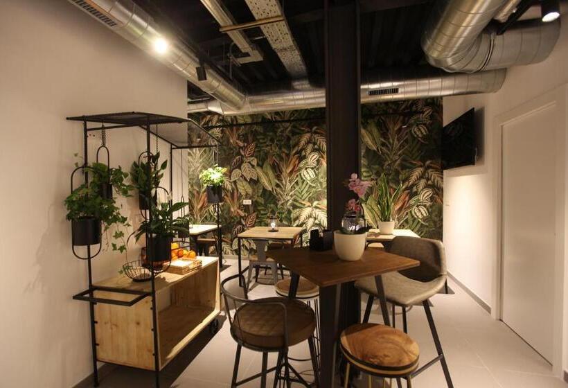 Номер Deluxe с Балконом, Az The Botanic Hostel