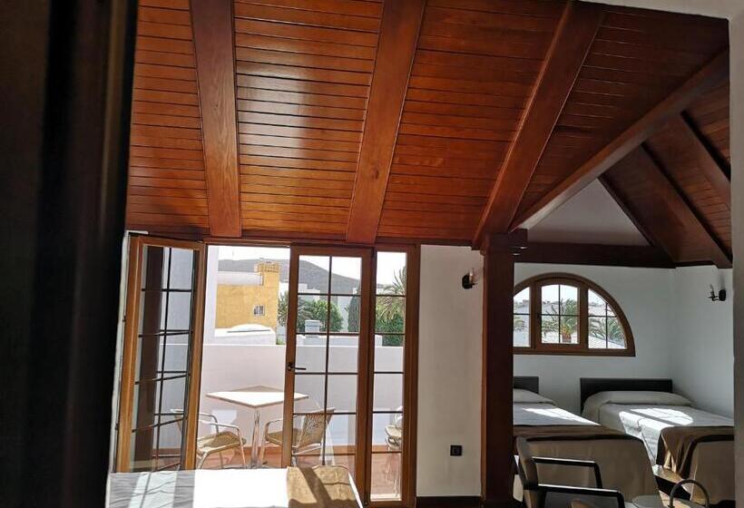 Четырехместный Номер Стандарт с Балконом, La Casona Canaria Boutique Home B & B