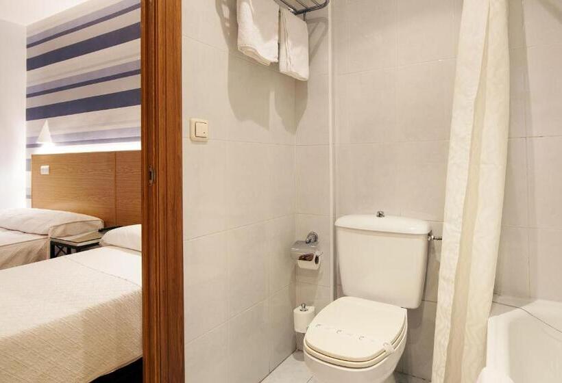 Номер Стандарт Трехместный, Hostal Bezana