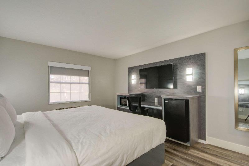 חדר סטנדרט עם מיטת קינג, Clarion Pointe Tampa Brandon Near Fairgrounds And Casino