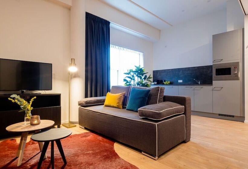 Полулюкс, Nero Office Hotel & City Café