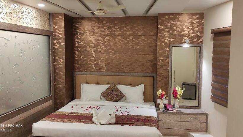 سوییت لوکس, Aadesh Palace