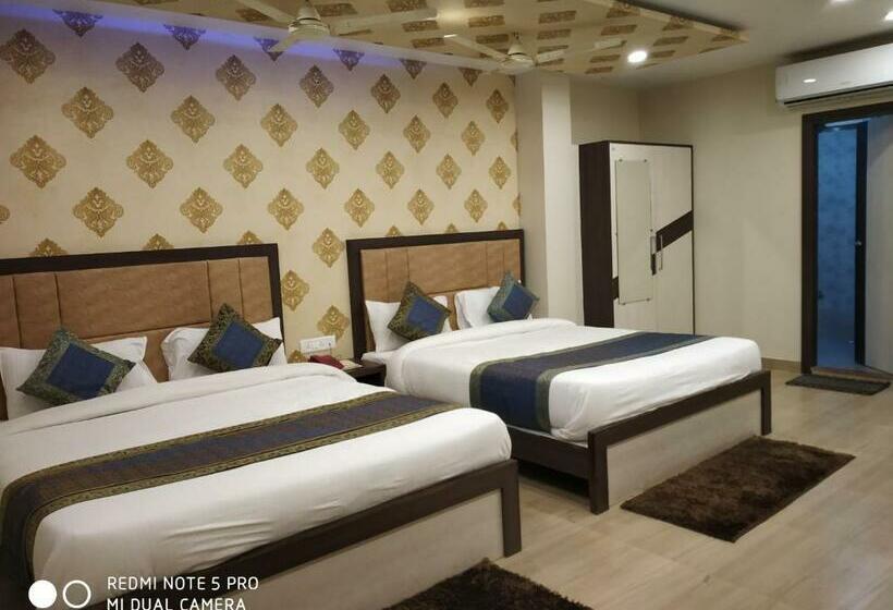 اتاق لوکس خانوادگی, Aadesh Palace