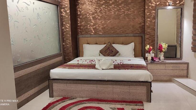 سوییت لوکس, Aadesh Palace