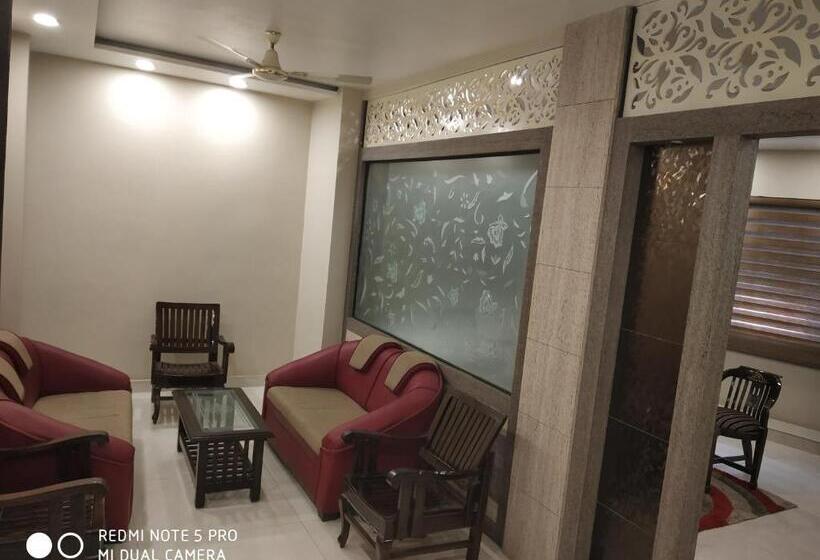 سوییت لوکس, Aadesh Palace