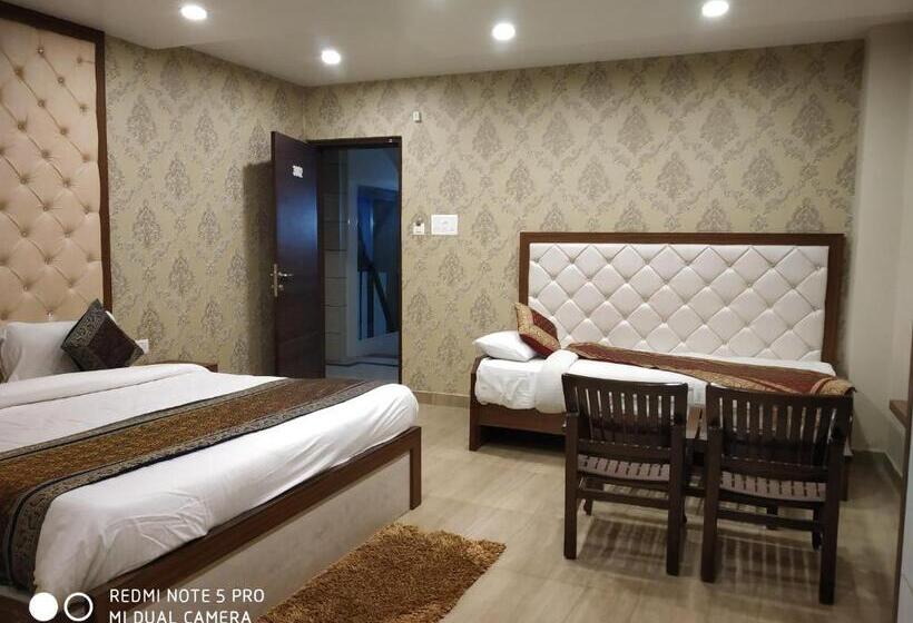 اتاق کلاسیک سه تخته, Aadesh Palace