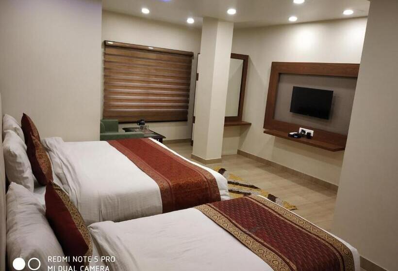 اتاق کلاسیک سه تخته, Aadesh Palace