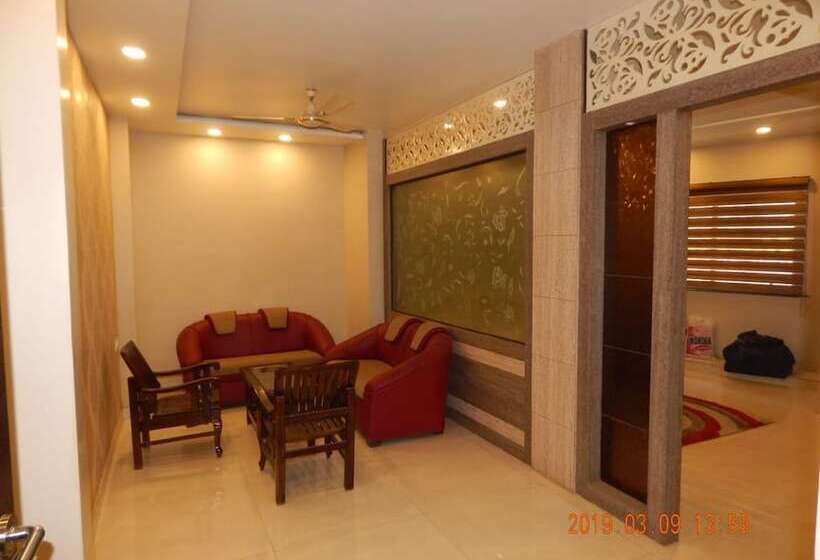 سوییت لوکس, Aadesh Palace