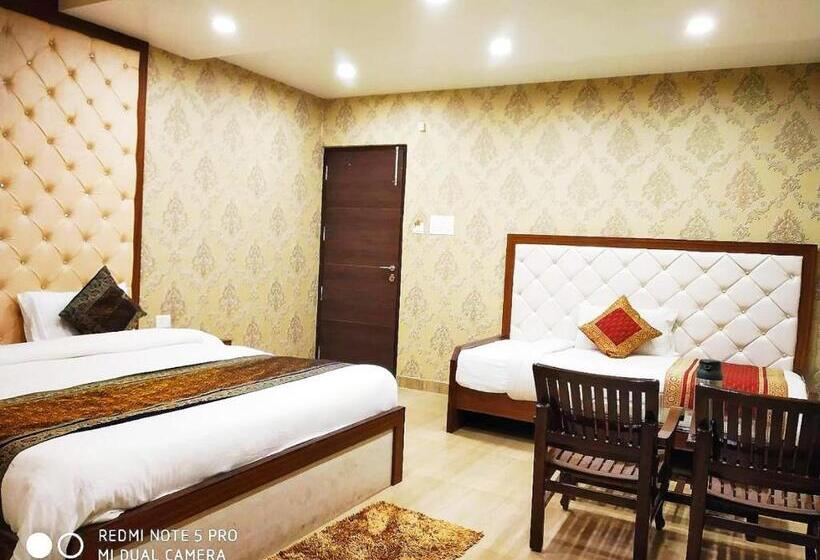 اتاق کلاسیک سه تخته, Aadesh Palace