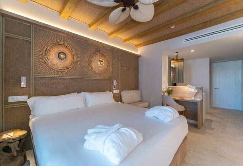 Номер Superior Вид на Бассейн, Lago Resort Menorca  Suites Del Lago Adults Only