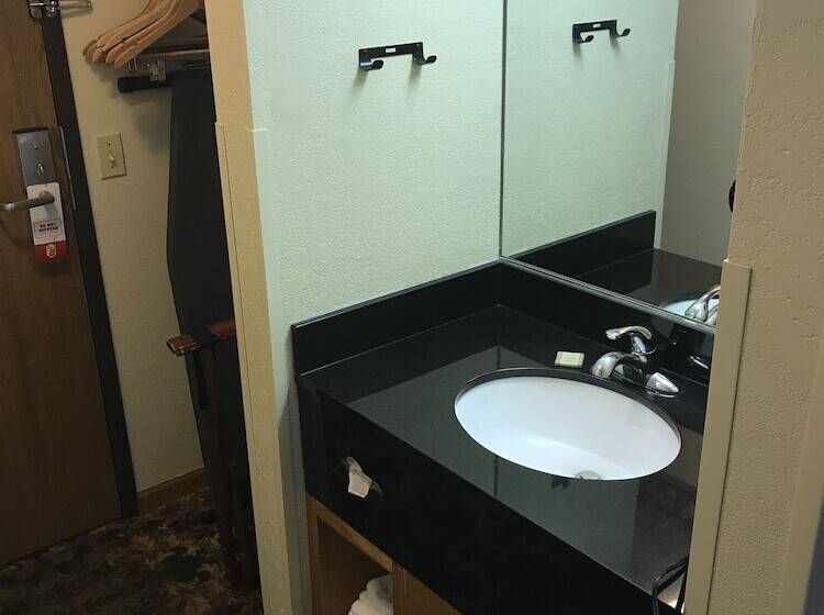 Номер Стандарт 2 Двуспальные Кровати, Super 8 By Wyndham Bridgeview Of Mackinaw City