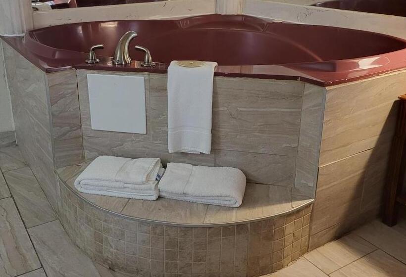 Люкс Deluxe Кровать Кинг, Super 8 By Wyndham Canton/livonia Area