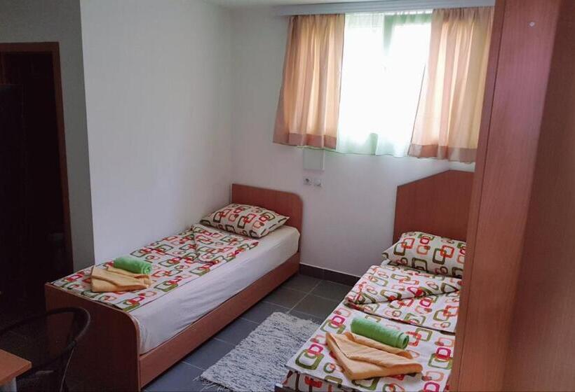 اتاق کلاسیک سه تخته, Studio Isakovic Centar