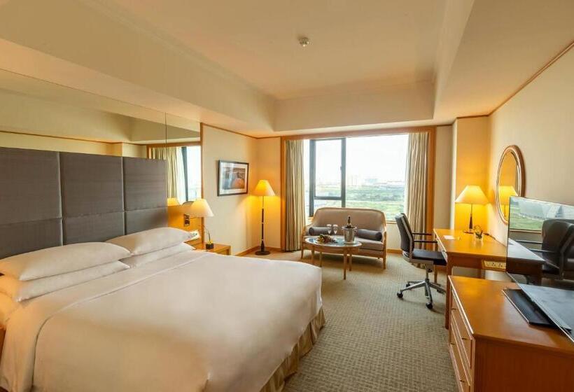 Club Room King Bed, Renaissance Riverside Hotel Saigon