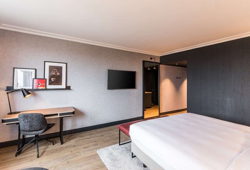 Family Room, Radisson Red  London Heathrow
