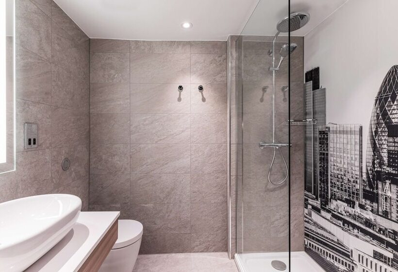 Superior Room with Views, Radisson Red  London Heathrow