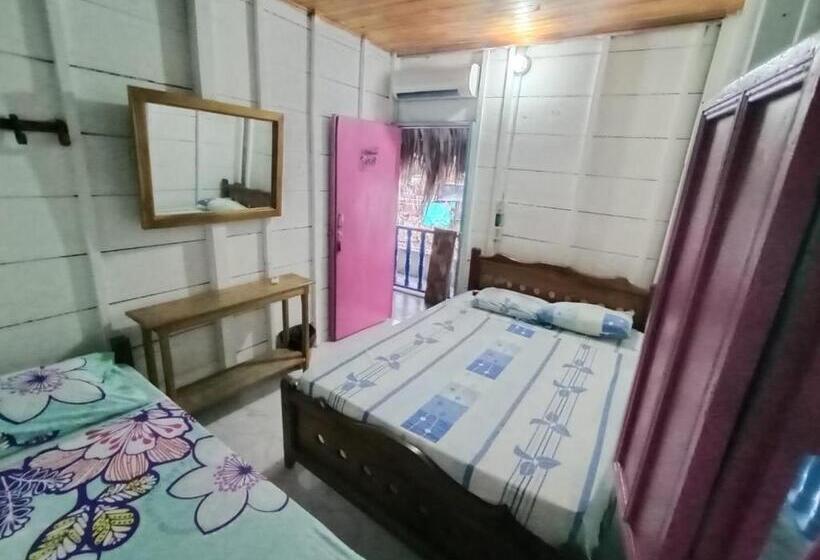 Стандартный внешний трехместный номер с ванной комнатой, Milimar Hostal
