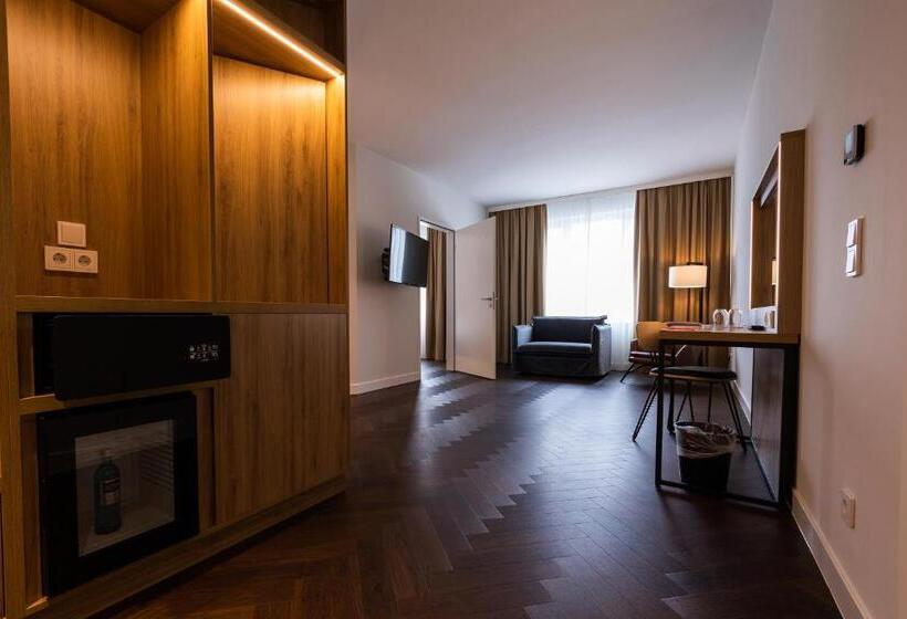 سوییت جونیور, Ginn City & Lounge Yorck Berlin