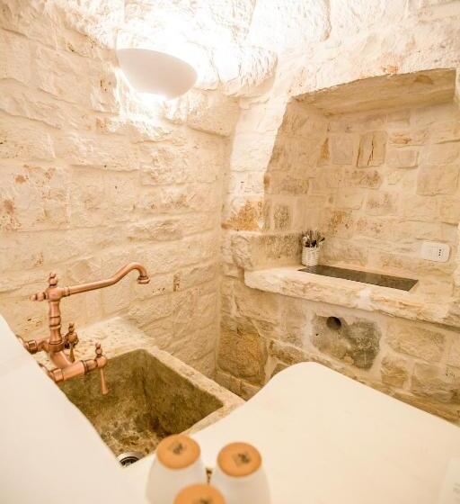 高级三人间, Estrela   Trullo Benessere Nel Centro Storico Di Alberobello