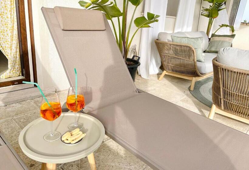 سوییت با چشم‌انداز دریا, Ideal Rooms