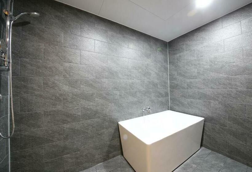 جناح, Suncheon Hound Hotel Suncheon Station Branch
