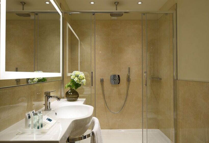 سوییت جونیور, Unahotels Century Milano