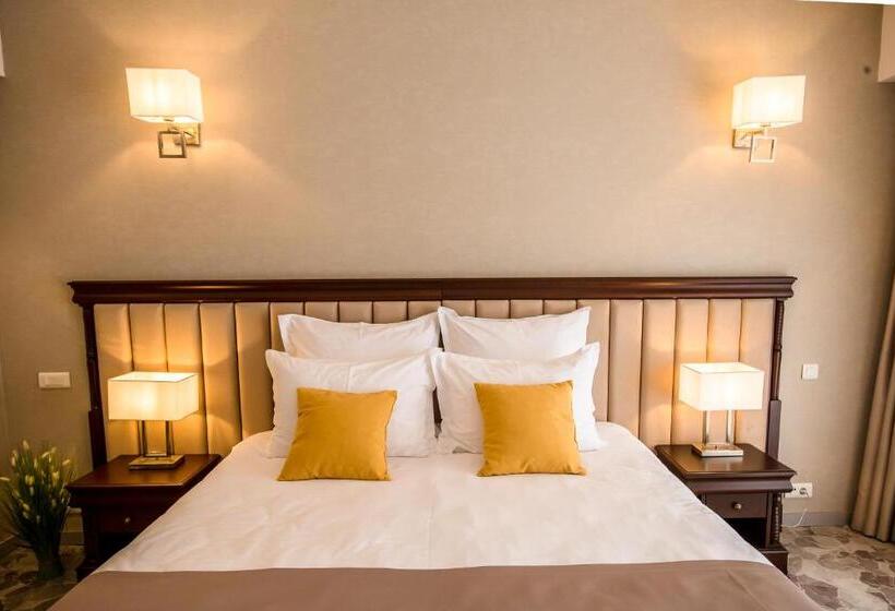 اتاق لوکس, Carpat Inn