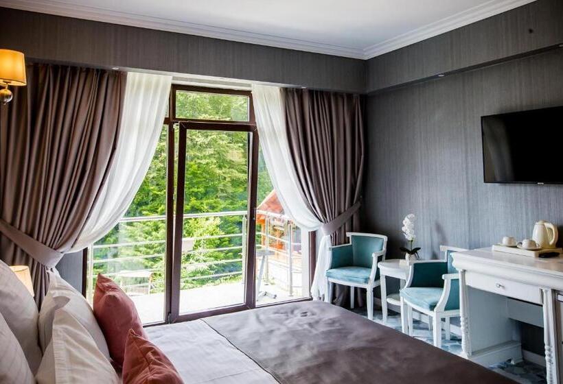 اتاق لوکس, Carpat Inn