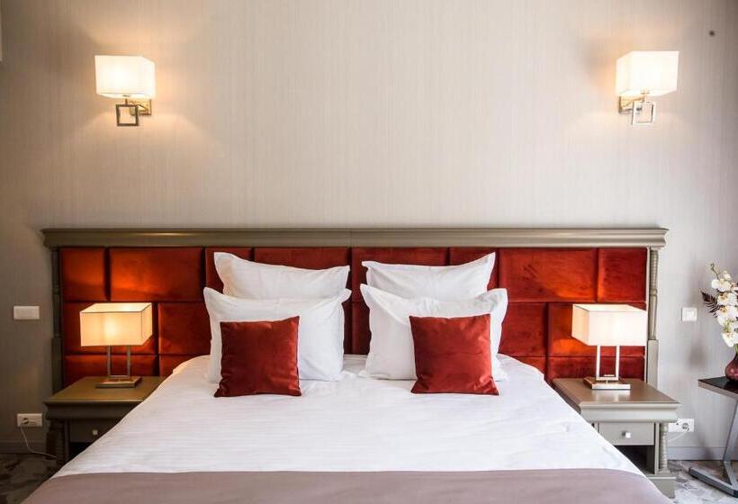 اتاق لوکس, Carpat Inn