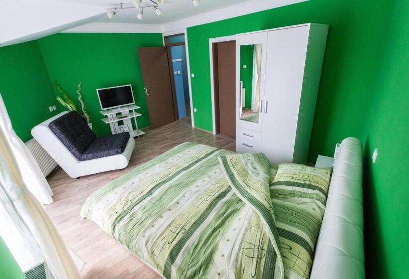 اتاق استاندارد سه نفره, Hostel Day 'n' Night