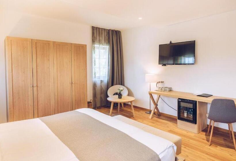سوئیت پریمیوم, Tri Lučke Hotel & Restaurant