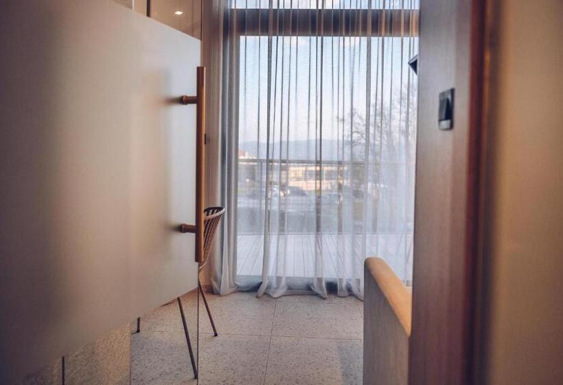 سوییت لوکس, Tri Lučke Hotel & Restaurant