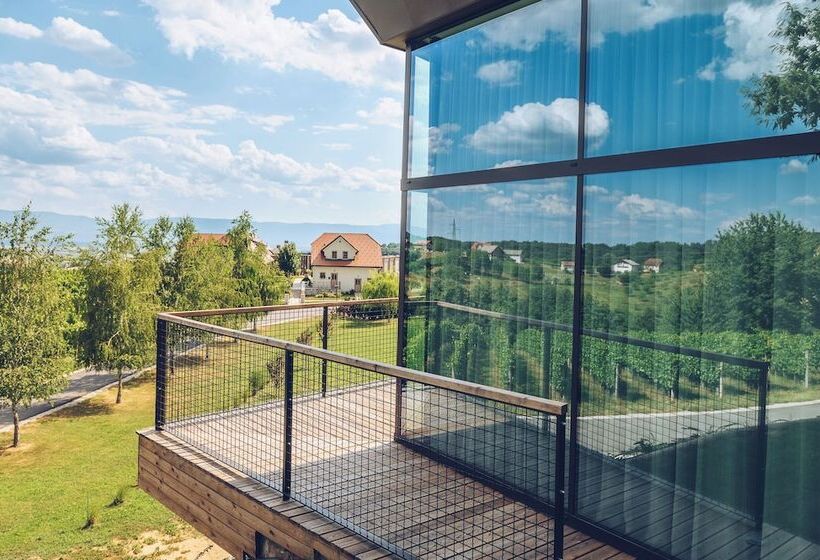 سوییت لوکس, Tri Lučke Hotel & Restaurant