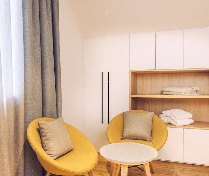 سوئیت پریمیوم, Tri Lučke Hotel & Restaurant