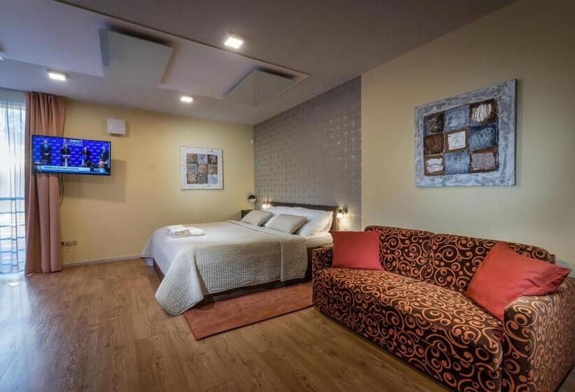 استودیوی استاندارد, Apartmánový Dom Kriváň