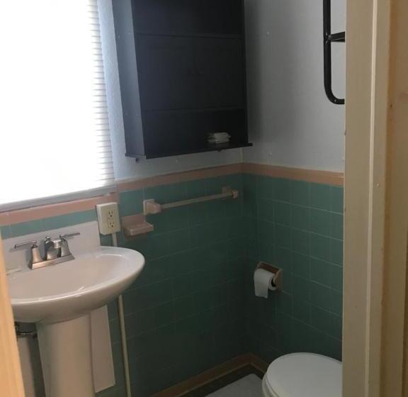 Номер Стандарт, Evergreen Motel