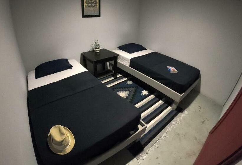 اتاق اکونومی, Hostel Auikyani