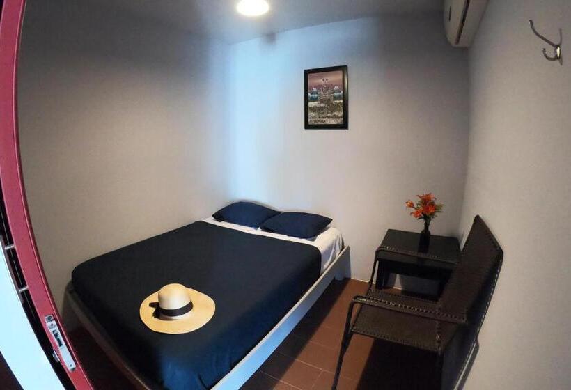 اتاق اکونومی, Hostel Auikyani