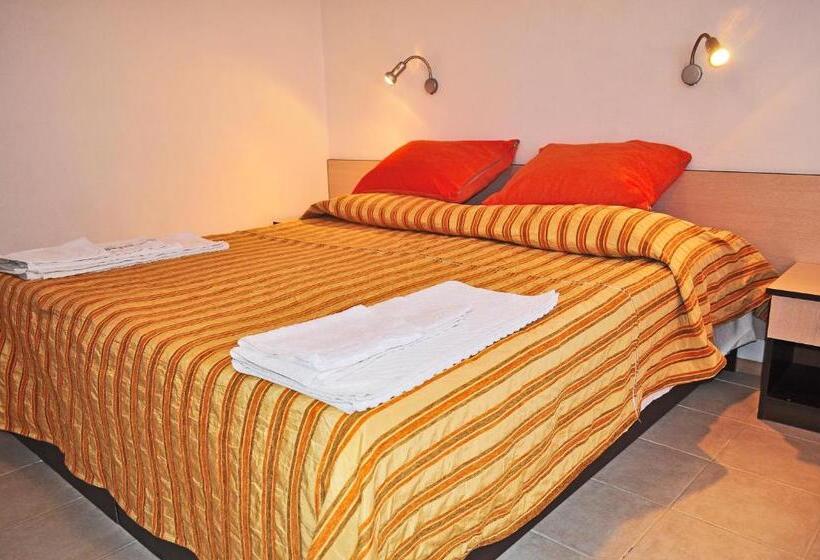 اتاق استاندارد, Family Hotel Daf
