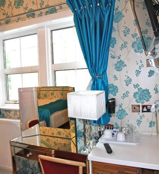 חדר משפחתי, Crompton Guest House