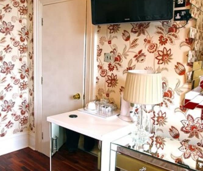 חדר משפחתי, Crompton Guest House