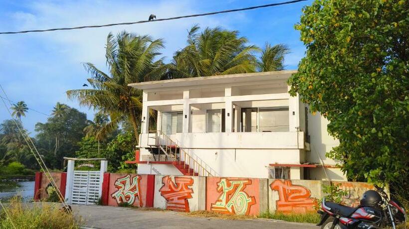 اتاق اکونومی, Funky Art Beach House