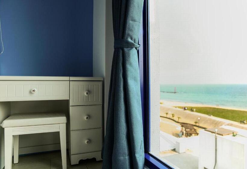 اتاق خانوادگی با چشمانداز دریا, Travel Light House