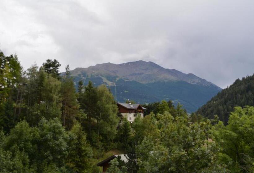 اتاق خانوادگی با چشم‌انداز کوه, Albergo Alpina